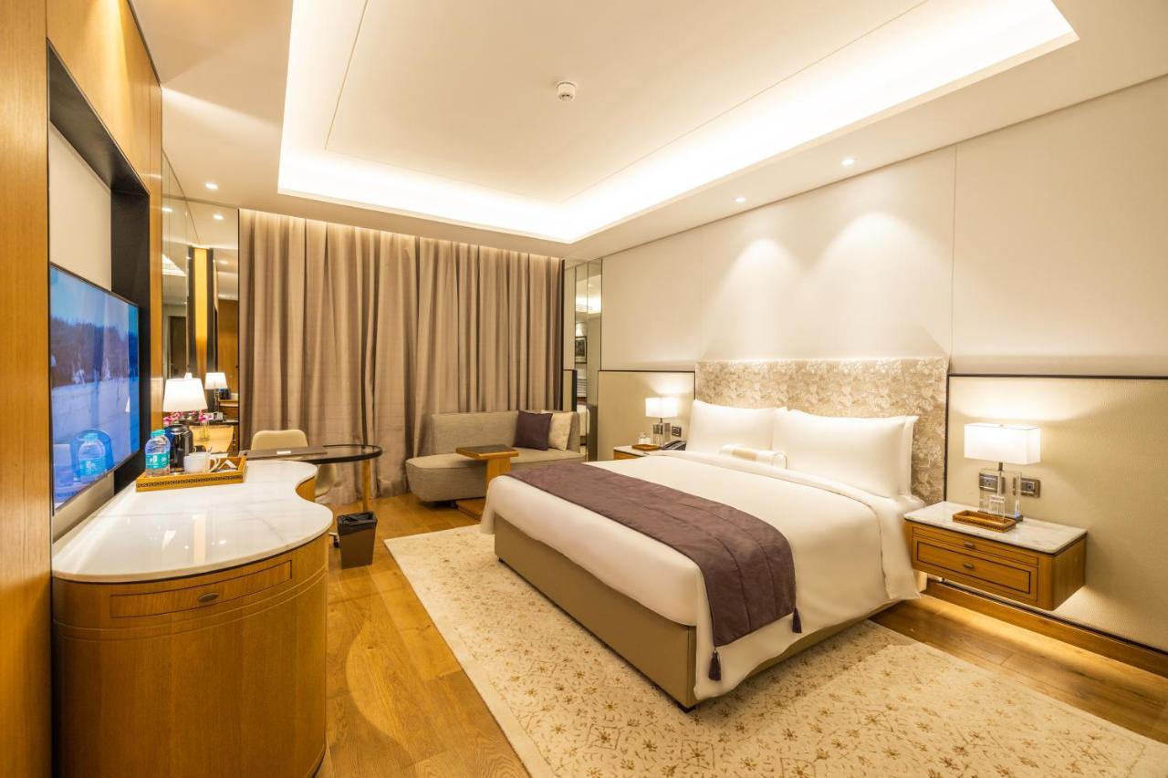 The Leela Bhartiya City Bengaluru Extérieur photo