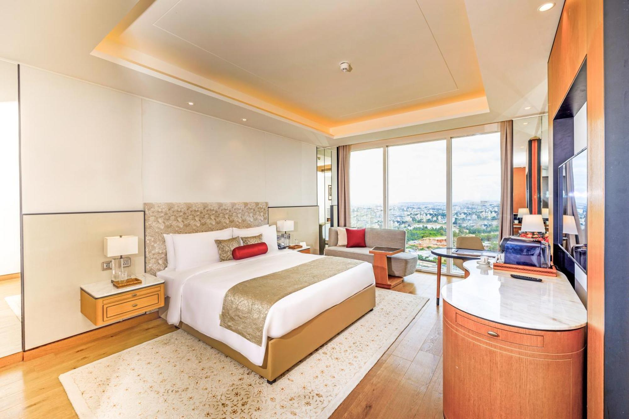 The Leela Bhartiya City Bengaluru Extérieur photo